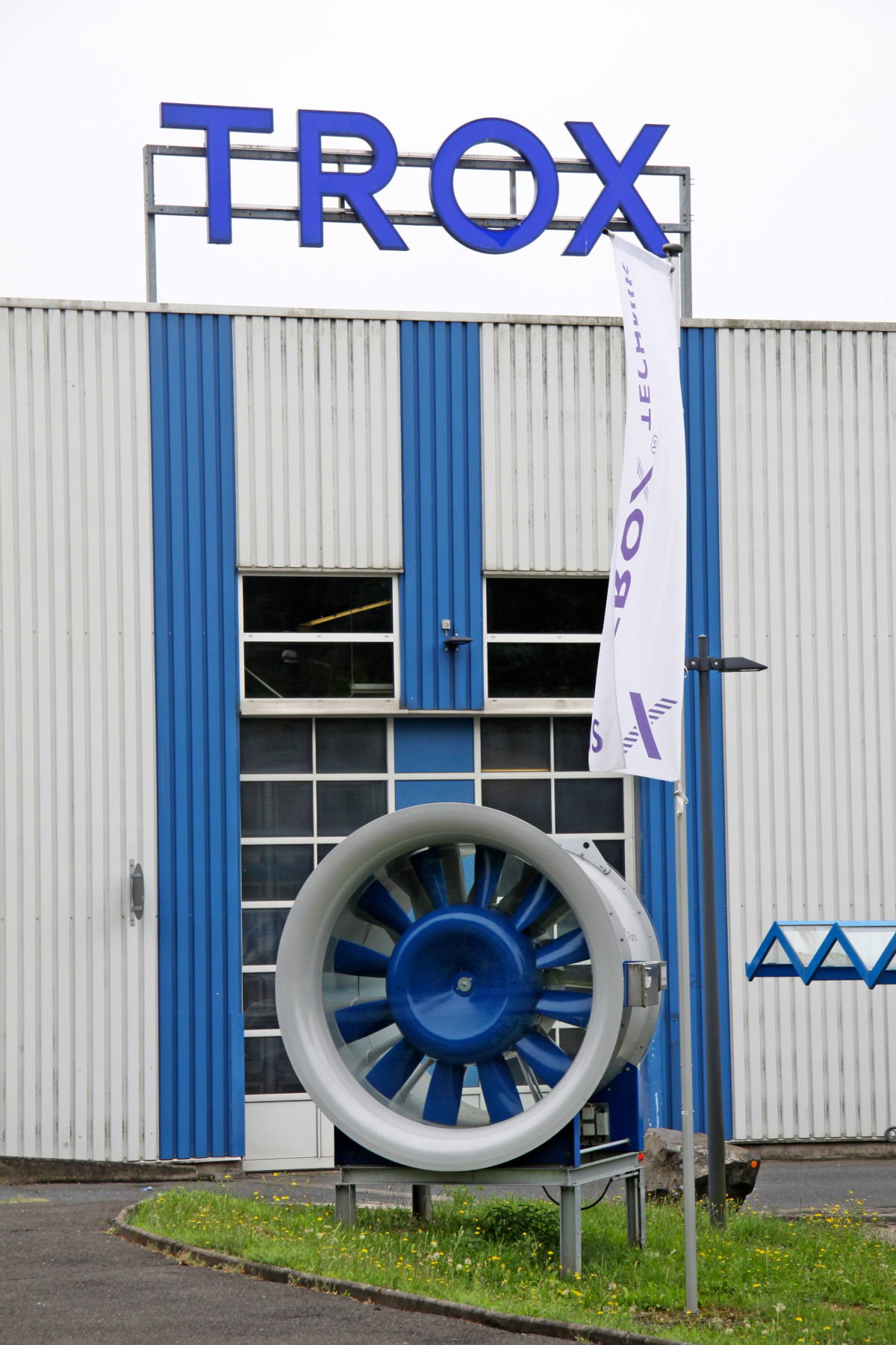 Die Trox X-FANS GmbH mit Hauptsitz in Bad Hersfeld entwickelt, produziert und vermarktet Lüftungs- und Entrauchungsventilatoren sowie Wärmerückgewinnungsgeräte für die technische Gebäudeausrüstung. 