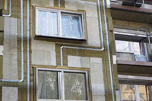  Europäisches Forschungsprojekt „RetroKit“: Sanierung der Fassade mit Integration der Zu- und Abluftleitungen in die Außendämmung  