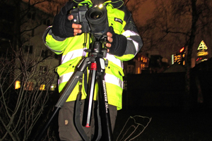  Herbert Kratzel mit seiner „Flir T1030sc“ vor der nächtlichen Kulisse von Frankfurt am Main 