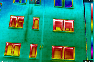  Die Auflösung der „Flir T1030sc“ ist nicht nur detailliert genug, um die Ab- und Zuleitungskanäle in der Dämmung zu detektieren (hier Abluft, linke Bildhälfte unterhalb der Windrose), sondern macht sogar die thermisch getrennten Dübel der Dämmungskonstruk 