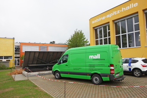  Die Heizzentrale in Murg-Niederhof auf dem Schulgelände unter der Sporthalle (rechts), geöffneter unterirdischer Hackschnitzelspeicher (links) 