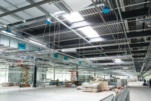  In der neuen Produktionshalle der Firma Bürkert in Ingelfingen dient ein Sekundärtragwerk von Mefa zur flächendeckenden Versorgung mit Strom, Daten und Druckluft.  