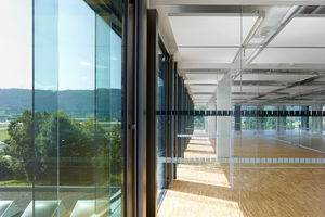  An der Decke installierte Technik sowie die schuppenartig vorgesetzte zweite Fassade im Architekturgebäude 