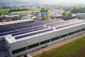  1.411 m² Flachkollektoren liefern Wärme für die Beheizung von Produktionshallen und Prozesswärme bei der Produktion von Stahlbetonfertigteilen bei Habau im oberösterreichischen Perg. 