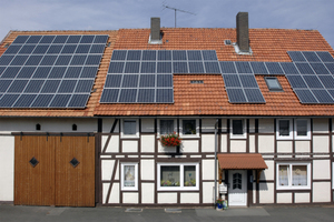  Beispiel für Photovoltaikelemente auf einem Alt- resp. Neubau. 