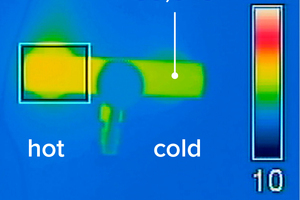  Ringinstallation Kalt- und Warmwasserseite: Die Thermographie zeigt 50 min später ein deutliches Temperaturgefälle und somit einen Wärmestrom in der Armatur von links nach rechts. Entsprechend erwärmt sich auch der Kaltwasseranschluss. 