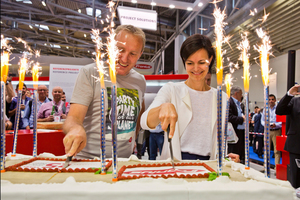  Das 25-jährige Bestehen der Business Unit Solar Energy feierte Fronius auf dem Messestand. 