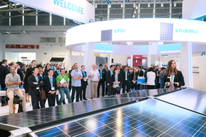  Interessierte Besucher bei einer Präsentation auf der Intersolar Europe 2017 