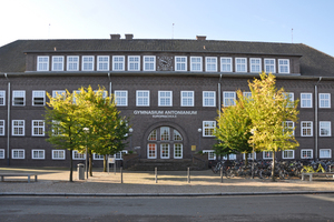  Das Gymnasium Antonianum in Vechta – die Gebäude wurden im Kern zwischen 1928 und 1936 errichtet und später zu verschiedenen Zeitpunkten verändert. Der Eingang befindet sich im Deutschlandhaus, dem ältesten Teil. 