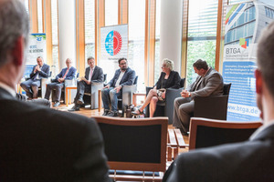  Die Vertreter der TGA-Verbände stellten sich den Fragen der Bundestagsabgeordneten. 