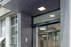  Zugang zur KV Zürich Business School an der Seitenfassade und maximale Türöffnung bei begrenztem Platz: Vierflügelige automatische Teleskopschiebetür mit „Slimdrive SLT“-Antriebssystemen in Fluchtwegausführung   