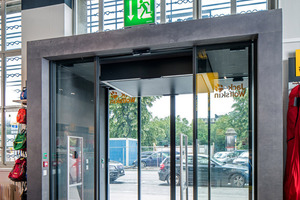  Eingangsbereich des Wolfskin Store: Auch an den Seitenfassaden: Barrierefreier Begehkomfort und Fluchtwegsicherheit im durchgängigen Geze-Türdesign mit „Slimdrive SL-FR“-Schiebetürsystemen 