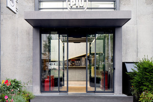  Eingangsbereich des Bindella-Restaurants Più:&nbsp;Die automatische Schiebetür im Windfang mit „Slimdrive SL-FR“-Antrieben für „freie Bahn“ im Fluchtweg.  
