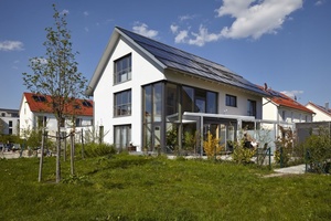  Bei diesem Sonnenhaus in der Nähe von München erzeugen große Solartherme- und Photovoltaik-Anlagen auf dem Süddach Wärme und Strom. 

(Foto: Sonnenhaus-Institut / Petra Höglmeier) 