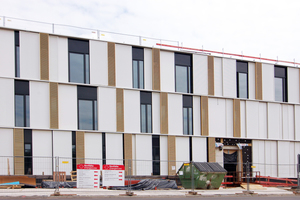  Auf dem Gelände des Universitätsklinikums Frankfurt am Main wird das Haus 23 um die Anbauten D, E und F ergänzt (Rechts im Bild ist ein Bestandsbau zu sehen; ein Teil der Fassade wurde inzwischen fertiggestellt). 