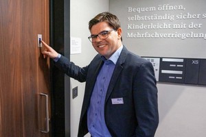  ?Unsere Homebiometrielösung stellt eine sichere und äußerst nutzerfreundliche Alternative zu herkömmlichen Zutrittslösungen für Wohnobjekte dar. Sie kann sowohl im Neubau installiert als auch in älteren Gebäuden problemlos nachgerüstet werden. Passend daz 