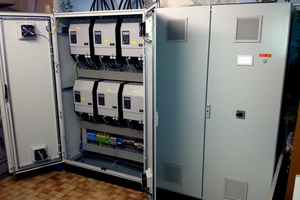  Der geöffnete ASD-Wechselrichterschrank mit sechs Batteriewechselrichtern mit jeweils 6 kW Leistung. 