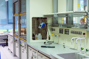  Im Chemikum können Studenten Versuche durchführen. Jeder Laborplatz verfügt über ein eigenes Abluftsystem. 