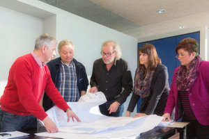  Integrale Planungsrunde mit geballter Fachkompetenz zum Thema Dach­entwässerung (v.l.n.r): Dachdeckermeister Hermann Aland, TGA-Planer Stefan Schmidt, Architekt Erich Wellie sowie Sandra Fabig und Iris Hausmann von Dallmer 