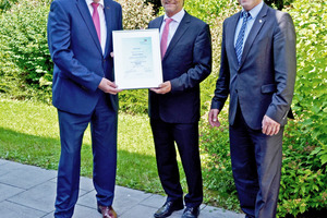  Joachim Maiworm, Gesamtvertriebsleiter Gebäudetechnik / Gusstechnik der Gebr. Kemper GmbH + Co. KG, Günther Mertz und Ulrich Petzolt, Leiter Produktmanagement der Gebr. Kemper GmbH + Co. KG (v.l.n.r.) 