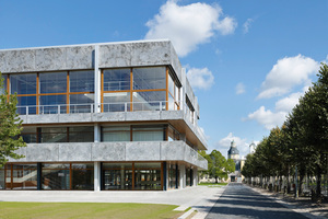  Das Bundesverfassungsgericht in Karlsruhe hat seinen Sitz im Baumgarten-Bau. Zur Erhaltung und Modernisierung stand von 2011 bis 2014 eine energetische Sanierung ins Haus. 