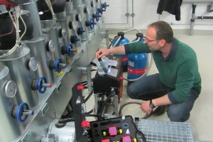  Alles richtlinien-konform? Wasserexperte Holger Kraus von perma-trade Wassertechnik führt die Messungen von Leitwert und pH-Wert durch. 