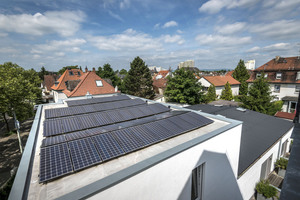  Auf dem Flachdach wurden 76 Panasonic-Module „HIT“ mit zusammen 18,62 kWp installiert. 