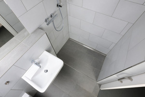  Durch maßgefertigte Duschrinnen und Roste kann eine gleichmäßige Entwässerung der Duschbereiche gewährleistet werden. 