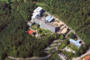  Die mit über 195 Betten ausge-stattete Klinik Rosenberg der Deutschen Rentenversicherung (DRV) befindet sich in Bad Driburg, in der Nähe zu Paderborn. 