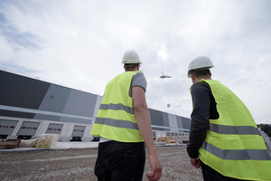  35 Yanmar-Gasmotorwärmepumpen und 20 Lüftungsanlagen mussten auf das 13,9 m hohe Dach des neuen Amazon-Logistikzentrums in Dortmund befördert werden. In das Projekt war fast das gesamte Team von KKU involviert. 