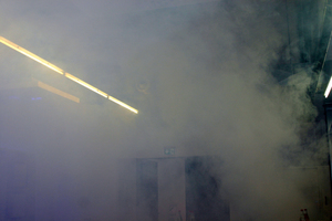  Die Nebelmaschine verraucht als „Brandherd“ den gesamten Raum in kürzester Zeit. 