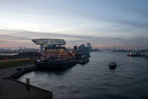 Blick über das neue Verwaltungsgebäude der Hafenbehörde in Antwerpen über den Hafen hinweg 