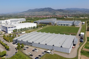  Das Gebäude der Hansgrohe Kunststoffgalvanik am Standort Offenburg wird auf einer Fläche von 10.000 m2 auf dem bestehenden Hansgrohe Areal (Bild rechts grüne Wiese) realisiert.
Foto: Hansgrohe SE 