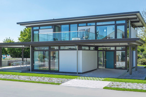  Dicke Wände und kleine Fenster im KfW-Effizienzhaus 40 Plus? Die Architektur des eHome-Pilotprojektes von Huf-Haus beweist das Gegenteil mit einer besonders offenen Bauweise und großzügigen Glasfronten. 