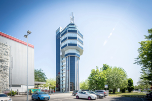  Der aquaTurm in Radolfzell produziert mindestens so viel Energie, wie er braucht, ausschließlich durch regene-rative Energiequellen.  