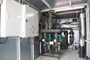  Am Standort der Biogasanlage baute Yados eine Hydraulikstation mit Wärmeauskopplungsmodul und integrierten Netzpumpen zur Einspeisung in das Wärmenetz in Containerausführung.  