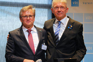  Prof. Uwe Franzke (rechts) wurde mit der Hermann-Rietschel-Ehrenmedaille des VDI ausgezeichnet; links im Bild Dipl.-Ing. Andreas Wokittel. 