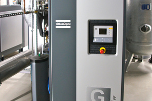  Die komplette Druckluftverteilung wurde mit dem „Airnet“-System von Atlas Copco realisiert (blaue Rohre im Bild). Das modulare Konzept erlaubt eine schnelle Installation und verursacht im Betrieb nur einen minimalen Druckabfall und stellt so eine hohe Effizienz sicher.  