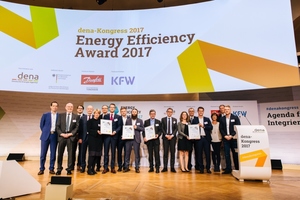  Thorsten Herdan (BMWi, 1.v.l.), Andreas Kuhlmann (dena, 4.v.l.), Werner Genter (KfW, 6.v.l.) und Ole Møller-Jensen (Danfoss, 5.v.r.) mit den Preisträgern von Aldi Süd, Aixtron SE, FVLW und Krones – Werk Steinecker  