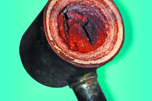  Die teilweise extremen Inkrusta­tionen innerhalb der Rohrleitungen wirken für vorhandene Keime wie ein Schutzmantel. Maßstab der Temperaturmessung muss daher die Materialtemperatur an der Rohraußenwand sein.  