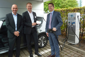  Treiben die Entwicklung ganzheitlicher Energie­lösungen voran (v.l.n.r.): Peter Kellendonk, Vorstandsmitglied der EEBus Initiative e.V., Martin Roßmann, Viessmann Werke, und Dr. Gunnar Bärwaldt, VW. 