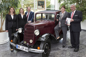  Ein Highlight der Ausstellung „70 Jahre Roth – historische Meilensteine“ ist ein Opel P4, wie ihn der Unternehmensgründer Heinrich Roth für Geschäftsreisen nutzte (v.l.n.r.): Christin Roth-Jäger, Dr. Anne-Kathrin Roth, Claus-Hinrich Roth, Heike und Manfred Roth.  