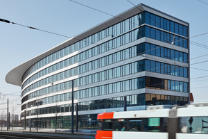  Der elegant geschwungene Bau entstand nach einem Entwurf des Düsseldorfer ArchitekturbürosStructureLab. 