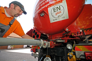  Lieferung von Holzpellets mit einem Tankfahrzeug: Der Fahrer, der den Einblasvorgang durchführt, trifft abhängig von den individuellen Gegebenheiten vor Ort die Entscheidung, mit welchem Treibluftanteil und mit welchem Druck eingeblasen wird.  