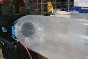  In der „Aeroseal“-Maschine befindet sich ein Ventilator sowie die Einspritzdüse für den Dichtstoff, der hier bereits eingeblasen wird.  