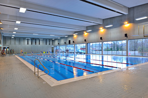  Das öffentliche Hallenbad bietet neben dem 25 m x 15 m großen Schwimmerbecken ein 150 m² großes Becken für Nichtschwimmer, dessen Hubboden einstellbare Wassertiefen (0,3 m und 1,8 m) ermöglicht. 