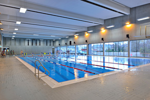  Das öffentliche Hallenbad bietet neben dem 25 m x 15 m großen Schwimmerbecken ein 150 m² großes Becken für Nichtschwimmer, dessen Hubboden einstellbare Wassertiefen (0,3 m und 1,8 m) ermöglicht. 
