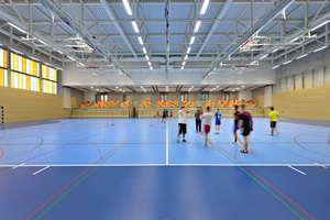  Die 45,6 m x 32 m große Sporthalle in der 20.000-Einwohner-Stadt Düdelingen ist u.a. ideal für das Handballtraining und Spiele geeignet und bietet auf der Tribüne über 500 Zuschauern Platz. 