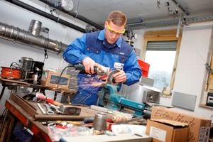  Schon von Beginn an setzt das Unternehmen Gebr. Becker auf eine fundierte Ausbildung und Weiterbildung. Im Anbau des Firmengebäudes entsteht „Heinrichs Werkstatt“ mit viel Platz zum Lernen. 