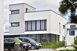  Der Architektenneubau im „zero:e park“ in Hannover hat rund 170 m2 Wohnfläche – und ist trotz der großzügigen Fensterflächen und des ungünstigen A/V-Verhältnisses energetisch auf Passivhausniveau.  